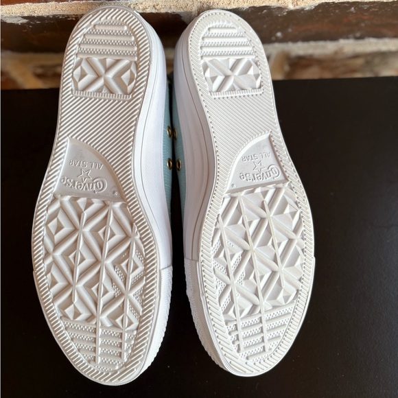 Converse Low Top Sneakers in Light Blue and White, 7.5 - Picture 16 of 16